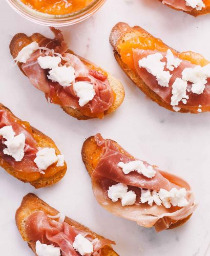 simple homemade crostini topped with salty prosciutto, tangy goat cheese, & an easy homemade cantaloupe & honey jam. these 4-ingredient crostini are just as simple as they are elegant. perfect to serve as an appetizer at your next dinner party or to bring along with you to any summer parties you have this year! | appetizer recipe, easy appetizer, appetizer idea, dinner party, summer recipe, easy entertaining, girls night, date night, crostini, cantaloupe |