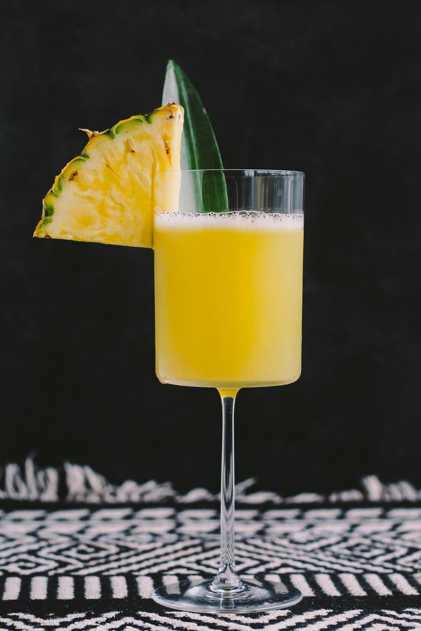 smoky pineapple mezcal margaritas with vanilla bean are the perfect fun cocktail to celebrate cinco de mayo! the smoke & bite of good mezcal is balanced with the natural sweetness of pineapple juice & vanilla bean. | cinco de mayo party, margarita recipe, mezcal, easy cocktail recipe, cocktail, summer drink, party drink |