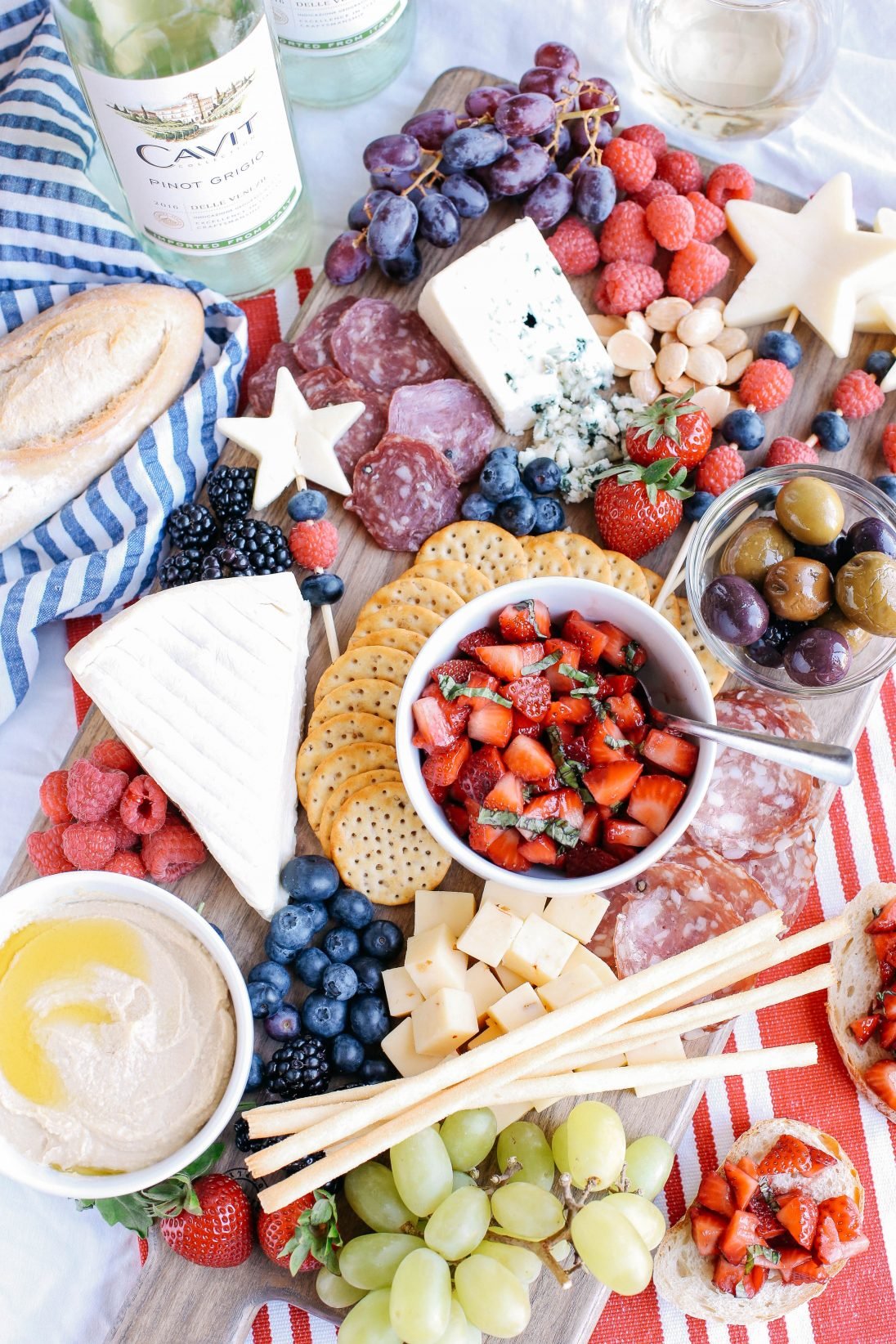ultimate patriotic cheeseboard + 50 recipes for perfect for summer parties! | summer food, summer parties, summer recipes, summer appetizers, summer desserts, summer drinks, easy entertaining, entertaining tips |