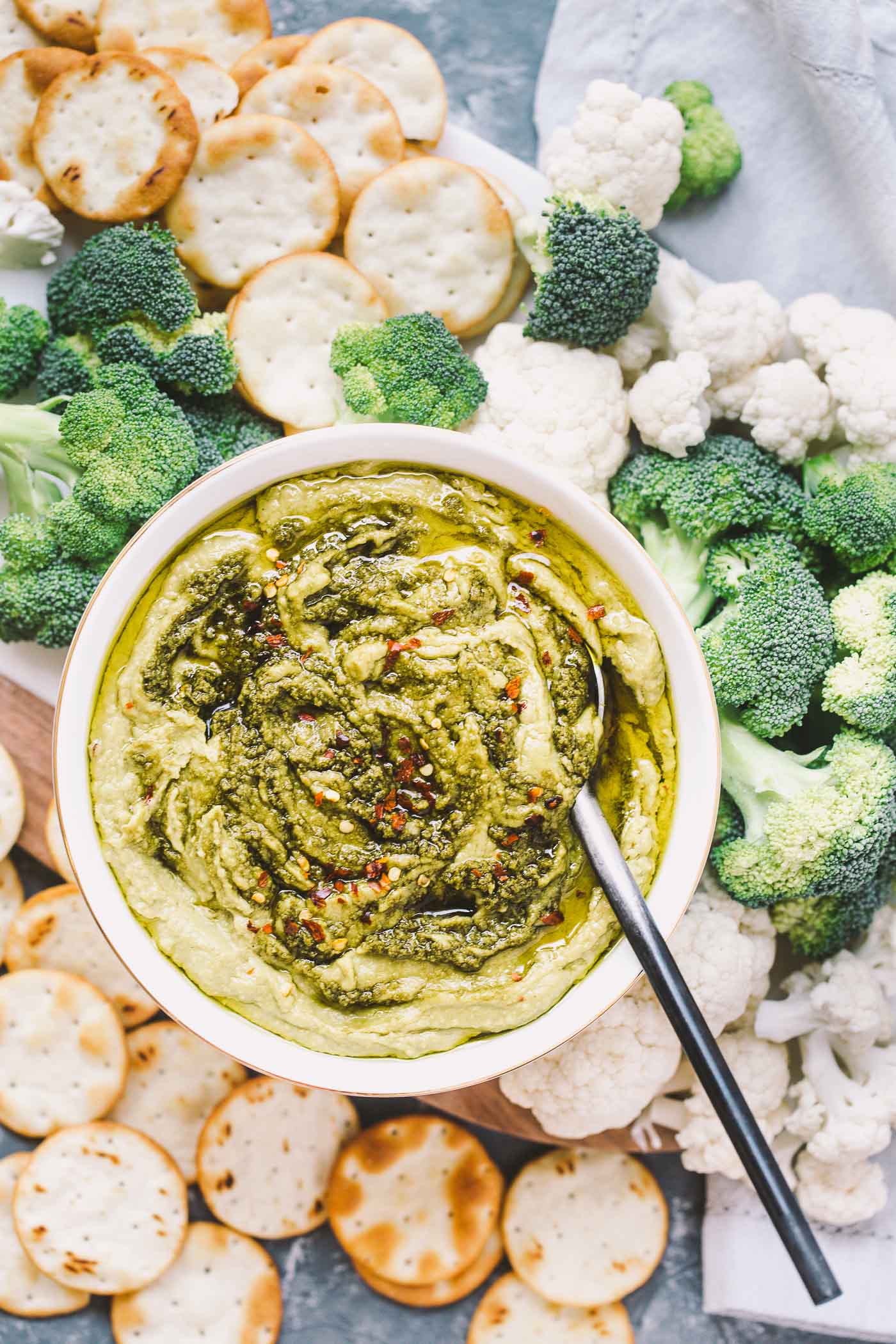  a creamy, dreamy, totally addictive white bean pesto hummus loaded with the bright flavors of pesto & lemon. perfect for healthy end-of-summer snacking!