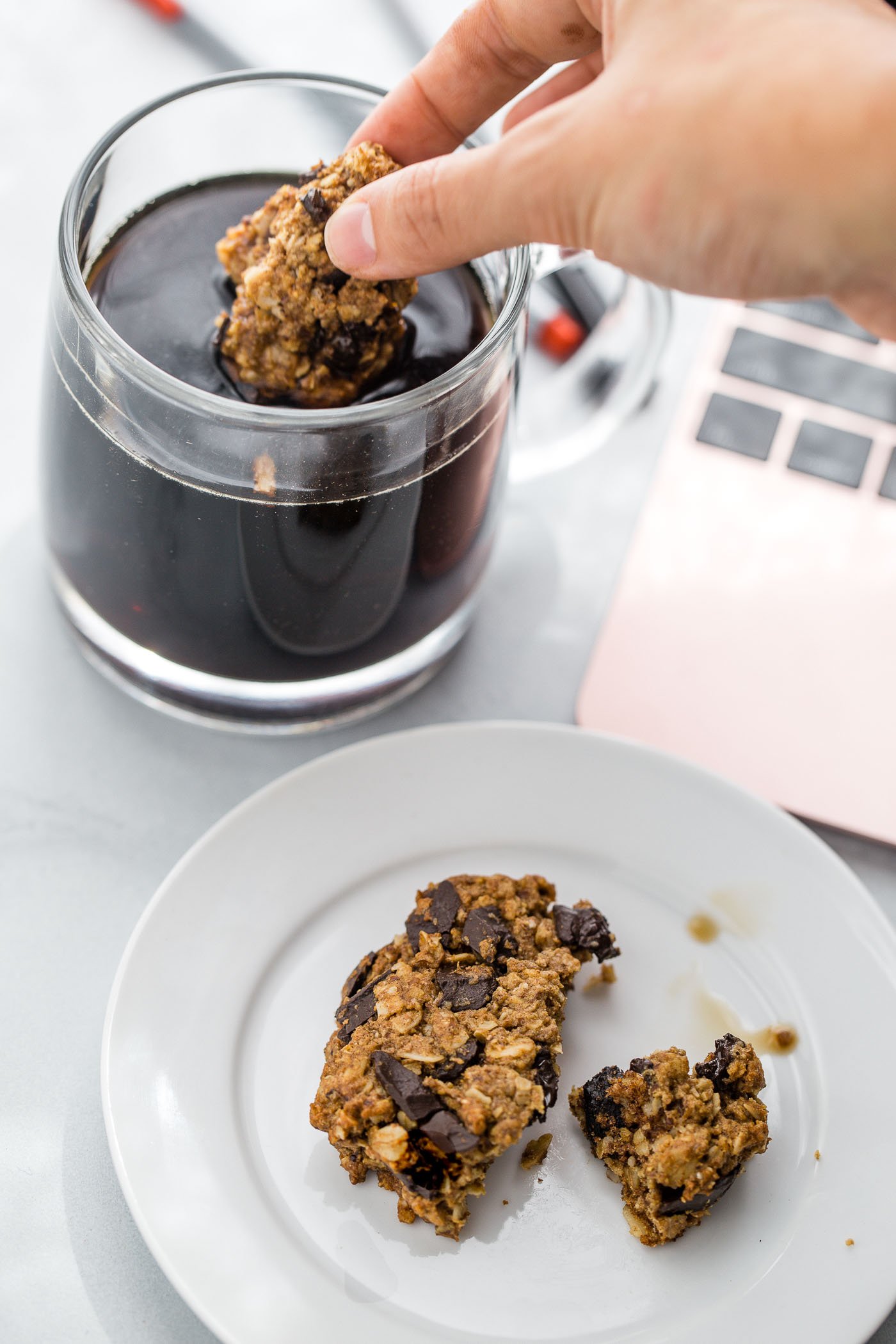 healthy peanut butter breakfast cookies loaded with oats, flax, & dark chocolate chunks! these peanut butter breakfast cookies are the best way to start any day - especially when you dunk 'em into a cup of coffee! #peanutbutter #healthybreakfastrecipe #mealpreprecipe #breakfastcookies #playswellwithbutter