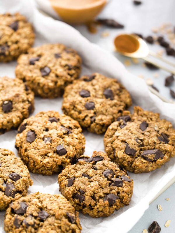 healthy peanut butter breakfast cookies loaded with oats, flax, & dark chocolate chunks! these peanut butter breakfast cookies are the best way to start any day - especially when you dunk 'em into a cup of coffee! #peanutbutter #healthybreakfastrecipe #mealpreprecipe #breakfastcookies #playswellwithbutter