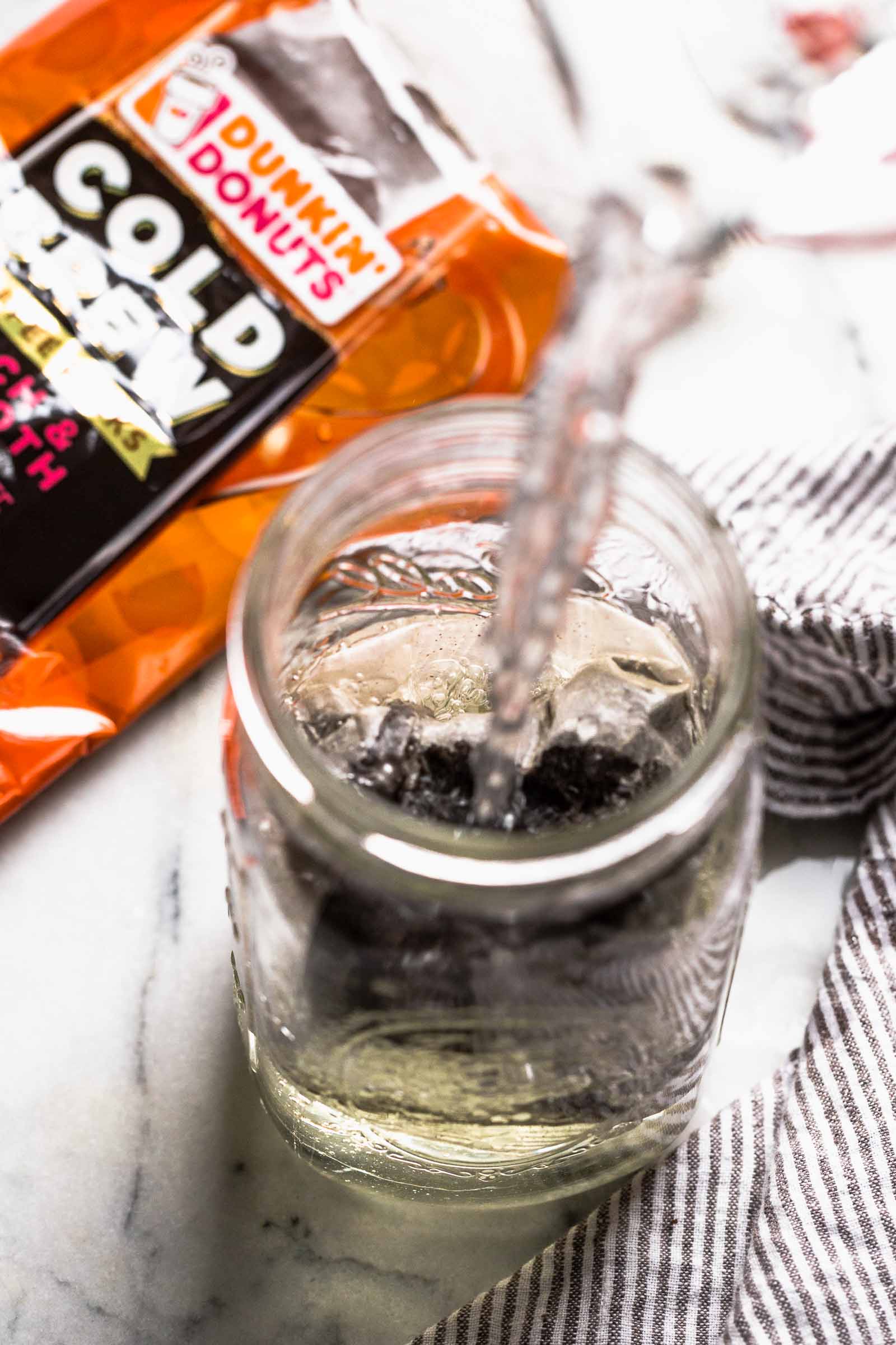 an easy & refreshing fresh mint cold brew iced coffee served with swirls of homemade dark chocolate syrup. the perfect springtime pick-me-up! #coldbrew #icedcoffee #minticedcoffee #dunkindonuts #dunkindonutsicedcoffee #easyicedcoffee #icedcoffeerecipe