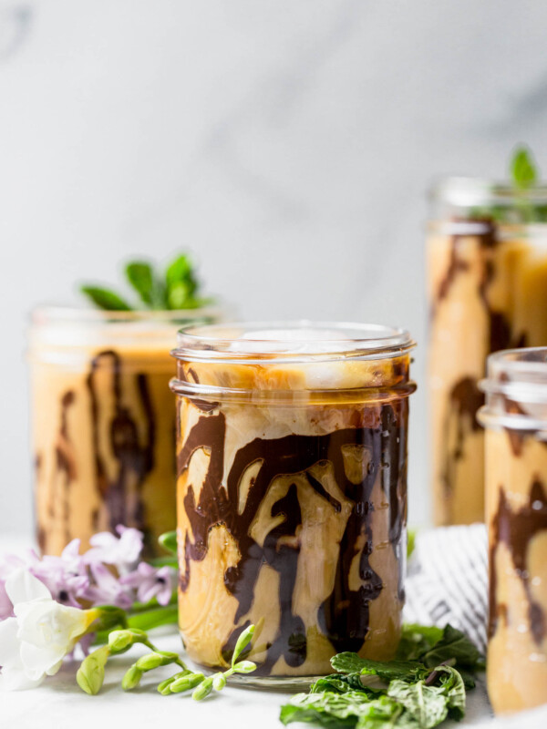 an easy & refreshing fresh mint cold brew iced coffee served with swirls of homemade dark chocolate syrup. the perfect springtime pick-me-up! #coldbrew #icedcoffee #minticedcoffee #dunkindonuts #dunkindonutsicedcoffee #easyicedcoffee #icedcoffeerecipe