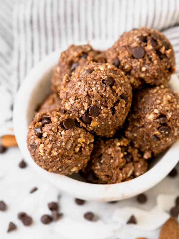 5-ingredient bliss balls couldn’t be easier or more wholesome! loaded with dates, cashews, almonds, coconut & dark chocolate, these bliss balls are the perfect little no-bake energy bites to keep on hand as an on-the-go snack during the week or as a healthy little dessert. #energrybites #blissballs #chocolatecoconut #healthysnack #healthydessert