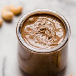an easy & totally natural recipe for homemade cashew butter, made extra special with a hit of coffee & the warming flavors of chai spice. the perfect healthy snack, especially for an afternoon pick-me-up! #playswellwithbutter #cashewbutter #homemadecashewbutterrecipe #chai #healthysnacks