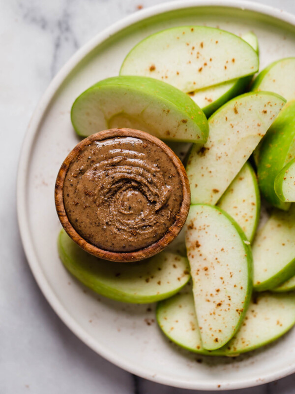 an easy & totally natural recipe for homemade cashew butter, made extra special with a hit of coffee & the warming flavors of chai spice. the perfect healthy snack, especially for an afternoon pick-me-up! #playswellwithbutter #cashewbutter #homemadecashewbutterrecipe #chai #healthysnacks