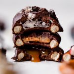 stuffed dark chocolate dipped pretzels. holiday pretzel rounds get filled with peanut butter, salted caramel, oreos, peppermint candies, or any other fillings you love, & covered in dark chocolate. these stuffed dark chocolate dipped pretzels take chocolate covered pretzels to the next level, & they’re the perfect easy no-bake treat to add to your christmas cookie plates this year! #playswellwithbutter #chocolatepretzels #nobakedessert #chocolatedippedpretzels #stuffedpretzels #howtomakechocolatepretzels